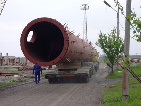 اثناء نقل معدات ضخمة الى الميناء